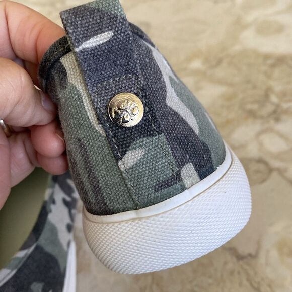 Tommy Bahama Camo Slip On Sneakers - Picture 13 of 14